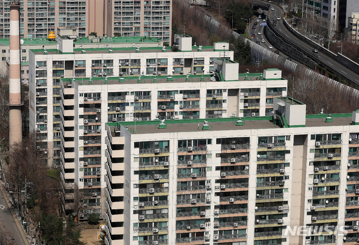 [서울=뉴시스] 백동현 기자 = 28일 오후 서울 서초구 신반포 12차 아파트. 2022.03.28. livertrent@newsis.com