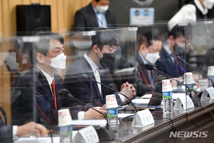 [서울=뉴시스] 인수위사진기자단 = 안철수 대통령직인수위원장이 28일 서울 종로구 삼청동 인수위원회에서 열린 제4차 코로나비상대응특위 전체회의에서 모두발언을 하고 있다. 2022.03.28. photo@newsis.com