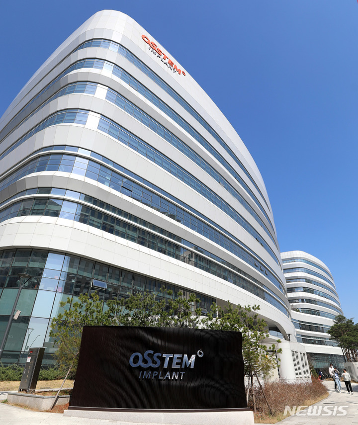 [서울=뉴시스] 추상철 기자 = 한국거래소가 29일 기업심사위원회(기심위)를 열어 오스템임플란트의 거래 재개 여부에 대한 안건을 심의 의결할 예정이다. 28일 오후 서울 강서구 오스템임플란트 본사에 적막이 흐르고 있다. 2022.03.28. scchoo@newsis.com