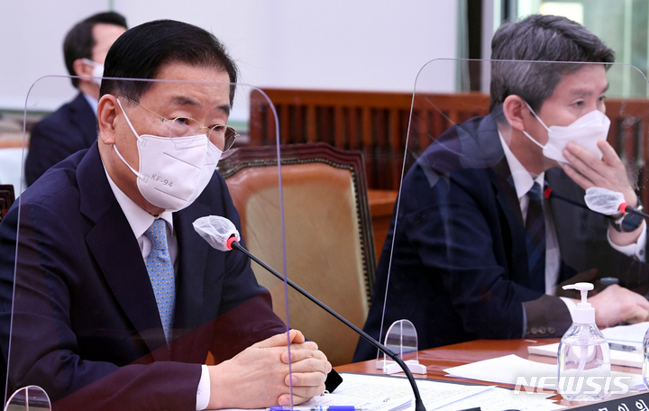 [서울=뉴시스] 고범준 기자 = 28일 서울 국회에서 열린 외교통일위원회 전체회의에서 정의용 외교부 장관이 의원들의 질의에 답변 하고 있다. (공동취재사진) 2022.03.28. photo@newsis.com