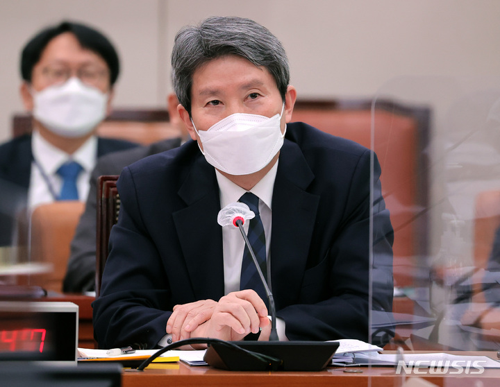 [서울=뉴시스] 고범준 기자 = 이인영 통일부 장관이 28일 서울 여의도 국회에서 열린 외교통일위원회 전체회의 북한의 장거리 미사일 발사에 관한 긴급현안보고에서 질의에 답하고 있다. (공동취재사진) 2022.03.28. photo@newsis.com