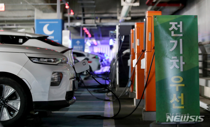 [서울=뉴시스] 서울 용산역 주차장에 설치된 전기차 충전소에서 전기차들이 충전을 하고 있다. (사진=뉴시스 DB). photo@newsis.com