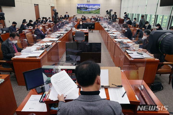 [서울=뉴시스] 고범준 기자 = 정의용 외교부 장관과 이인영 통일부 장관이 28일 서울 여의도 국회에서 열린 외교통일위원회 전체회의에서 북한의 장거리 미사일 발사에 관한 긴급현안보고를 하고 있다. (공동취재사진) 2022.03.28. photo@newsis.com