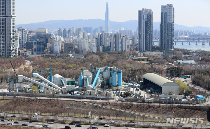 [서울=뉴시스] 이영환 기자 = 28일 오후 서울 성동구 삼표레미콘 성수공장에서 공장 철거 착공식이 열렸다. 공장은 오는 6월 말 완전 철거되며 건립된지 45년만이다. 서울시는 해당부지를 복합 거점으로 활용해 서울 대표 명소로 재탄생시킨다는 계획이다. 사진은 삼표레미콘 성수공장 부지. 2022.03.28. 20hwan@newsis.com
