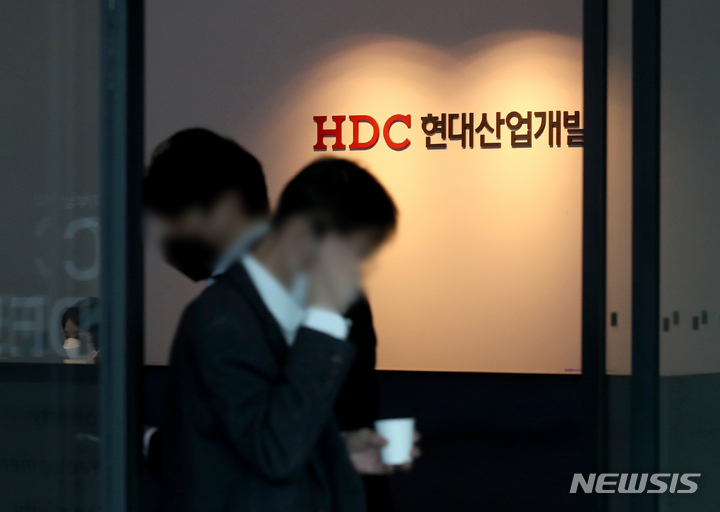 [서울=뉴시스] 김병문 기자 = 국토교통부가 광주 아파트 붕괴사고의 시공사인 HDC현대산업개발에 대해 영업정지 1년 혹은 등록말소 처분을 내려줄 것을 서울시에 요청한 28일 오후 서울 용산구 HDC현대산업개발 본사에서 직원들이 이동하고 있다. 2022.03.28. dadazon@newsis.com