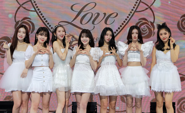 [서울=뉴시스] 박진희 기자 = 걸그룹 오마이걸 멤버 아린(왼쪽부터), 승희, 지호, 효정, 유빈, 유아, 미미가 28일 정규 2집 '리얼 러브'(Real Love) 발매 온라인 쇼케이스를 하고 있다. (사진=WM엔터테인먼트 제공) 2022.03.28. phoo@newsis.com *재판매 및 DB 금지