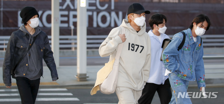 [인천공항=뉴시스] 정병혁 기자 = 그룹 방탄소년단 지민, RM, 진이 미국 라스베이거스에서 진행되는 제64회 그래미어워드 일정에 참석하기 위해 28일 오후 인천국제공항 제2터미널 출국장으로 들어서고 있다. 2022.03.28. jhope@newsis.com