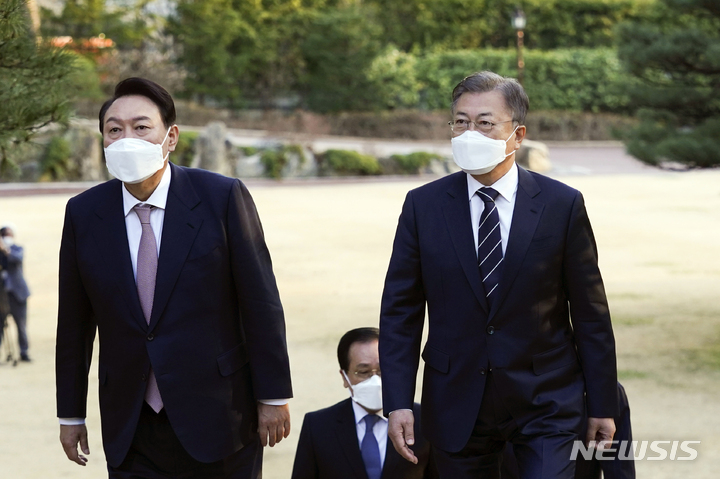 [서울=뉴시스] 문재인 대통령과 윤석열 대통령 당선인이 28일 오후 만찬 회동을 위해 청와대 상춘재로 향하고 있다. (사진=청와대 제공) 2022.03.28. photo@newsis.com