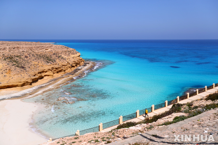 [ 메르사마트루(이집트)=신화/뉴시스] 이집트의 지중해 연안도시 메르사 마트루의 해변 철책. 이집트 해군은 그리스해군과 지중해에서 합동군사훈련을 실시했다고 2일 (현지시간) 발표했다. 그리스와 이집트 해군은 지역 안보를 위한 정기적 합동훈련을 계속하고 있다. 