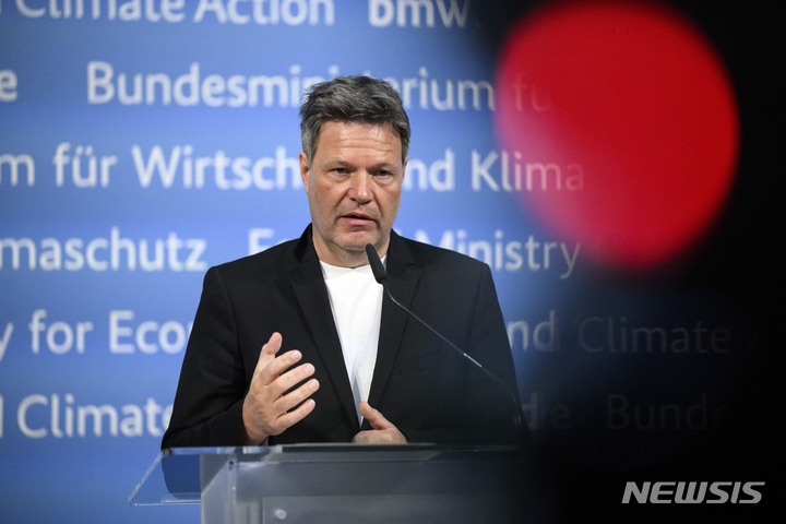 [베를린=AP/뉴시스]로버트 하벡 독일 경제장관. 지난달 28일 G7 에너지장관 회의 후 기자회견 모습.photo@newsis.com