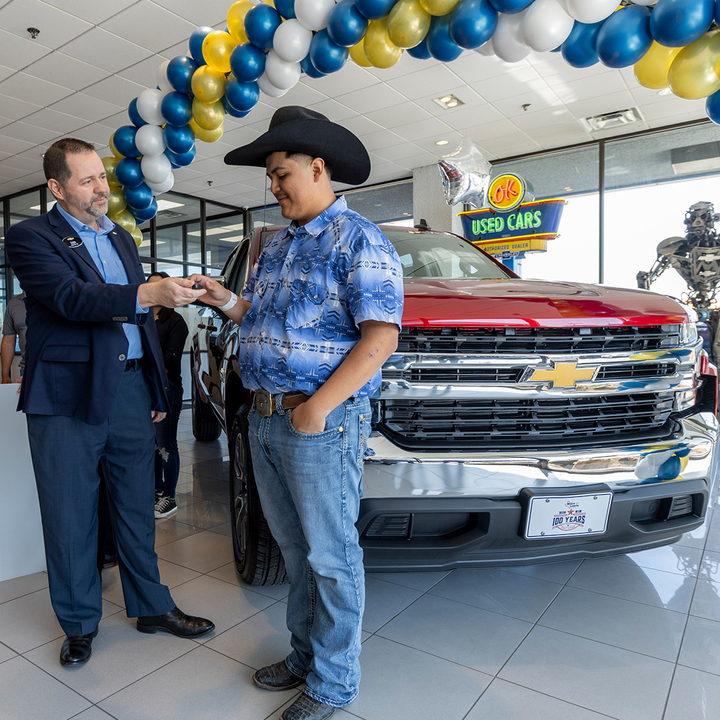 [서울=뉴시스] 텍사스 주 오스틴에서 발생한 토네이도에 휘말렸던 16세 소년 라일리 리언(오른쪽)이 쉐보레에게 새 차를 선물 받았다. (사진=Chevy Trucks 페이스북 갈무리) 2022.03.29. *재판매 및 DB 금지
