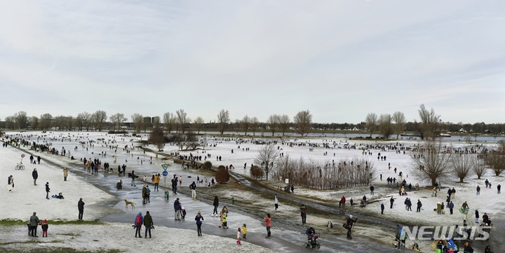 [서울=뉴시스]얼음 위를 걷는 사람 Eislaufer, 2021, ⓒ안드레아스 거스키, 스푸르스 마거스 제공