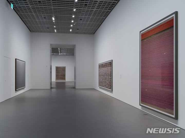 [서울=뉴시스]아모레퍼시픽미술관, Andreas Gursky 전시 전경. studio kdkkdk