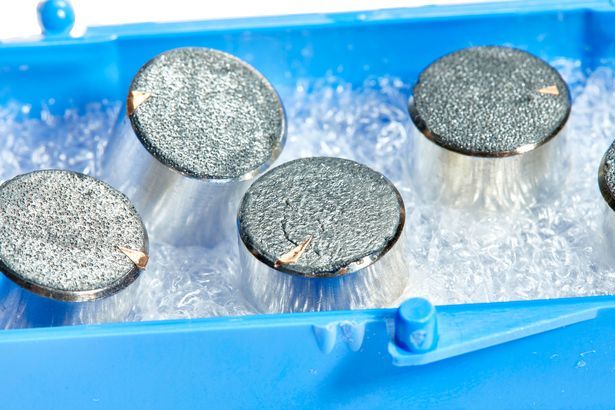 [서울=뉴시스] 1969년 NASA의 아폴로 11호 달 착륙 임무를 맡은 우주비행사 닐 암스트롱이 수집한 달 먼지 샘플이다. (사진=본햄스 갈무리) 2022.03.29. *재판매 및 DB 금지