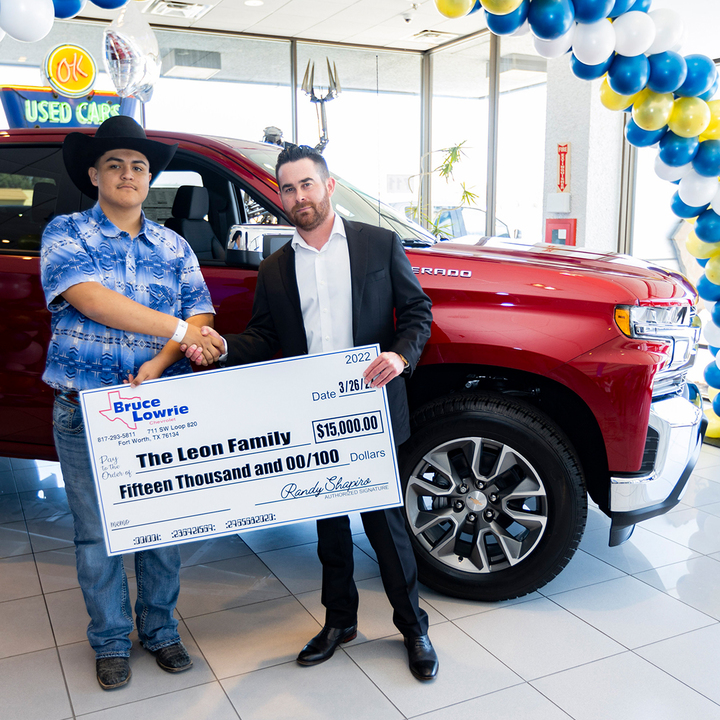 [서울=뉴시스] 텍사스 주 오스틴에서 발생한 토네이도에 휘말렸던 16세 소년 라일리 리언(왼쪽)이 쉐보레에게 새 차를 선물 받았다. (사진=Chevy Trucks 페이스북 갈무리) 2022.03.29. *재판매 및 DB 금지