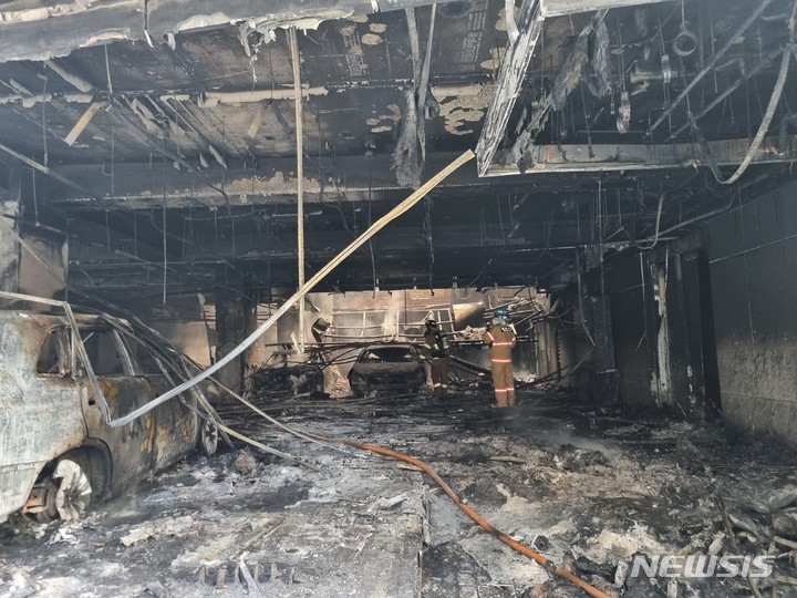 [청주=뉴시스] 안성수 기자 = 29일 오전 충북 청주시 서원구 사창동 한 산부인과에서 불이 나 소방당국이 진화작업을 하고 있다. 2022.03.29. hugahn@newsis.com