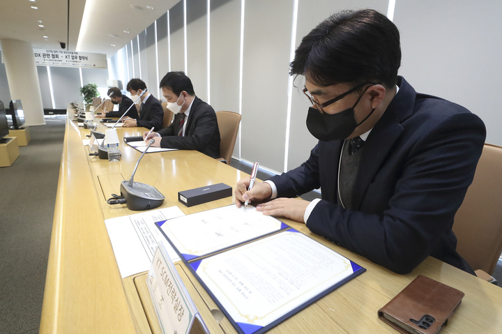 [서울=뉴시스]KT는 한국디지털헬스산업협회, 한국블록체인산업진흥협회, 한국스마트홈산업협회, 한국인공지능협회, 한국자율주행산업협회, 한국클라우드산업협회, 한국통합물류협회, 7개 기관과 신사업 협력 기반 동반 성장을 위한 업무협약(MOU)을 체결했다고 29일 밝혔다. 사진은 KT와 7개 기관이 업무 협약을 체결하는 모습. (사진=KT 제공) *재판매 및 DB 금지