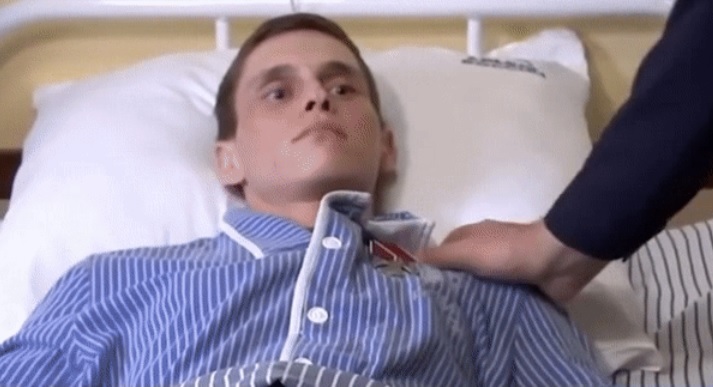 [서울=뉴시스] 러시아 국방부 전투교육 차관 유누스 벡 예프쿠로프가 군 병원을 방문해 부상병에게 훈장을 수여하고 있다. (출처 : 트위터 갈무리) 2022.03.29. *재판매 및 DB 금지