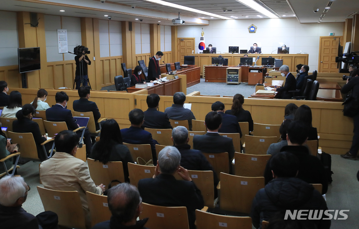 [제주=뉴시스] 우장호 기자 = 제주4·3 재심 전담 재판부인 제주지방법원 형사합의 제4-2부가 제주4·3 수형인 희생자에 대한 직권재심사건을 심리하고 있다. (사진=제주도사진기자회) woo1223@newsis.com