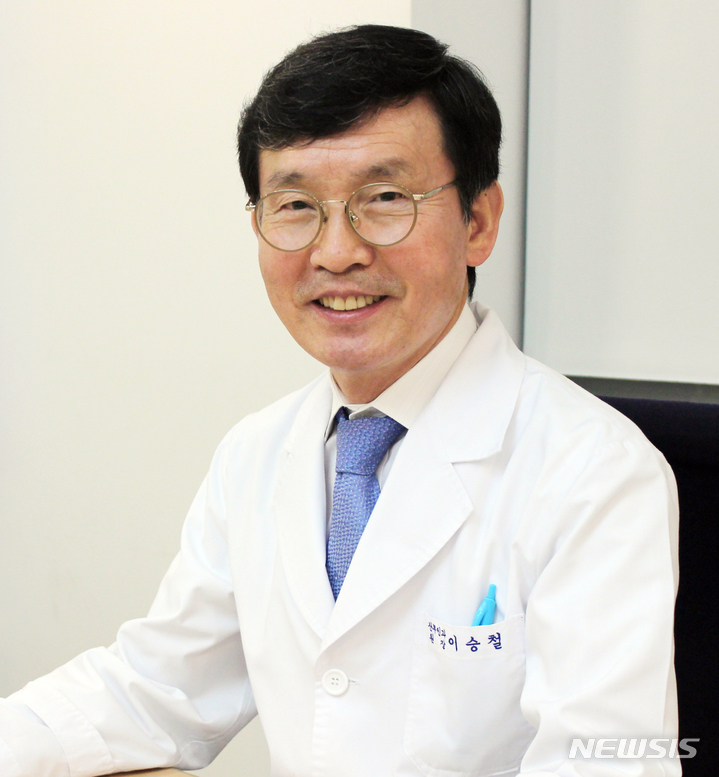 [전주=뉴시스]윤난슬 기자 = 경기도 수원에서 시온여성병원을 운영하는 이승철 원장(전북대학교 의대 8회 동문)이 모교 발전과 후학 양성에 써달라며 1억 원을 기부했다.(사진=전북대 제공) 