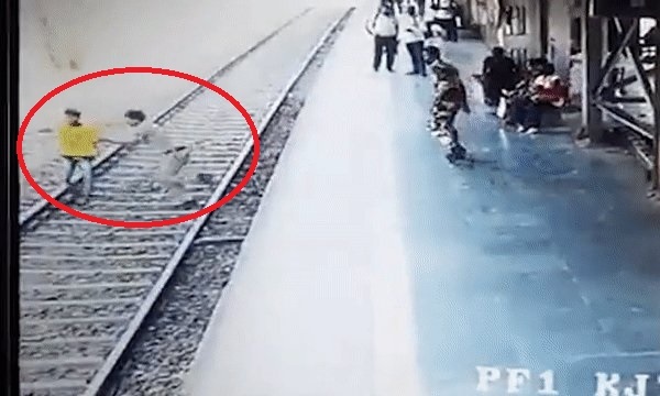 [서울=뉴시스] 인도 마하슈트라주 타인구 비탈와디역에서 지난 23일 촬영된 철도 승강장 폐쇄회로(CC)TV 화면으로, 한 경찰관이 기찻길에 뛰어든 소년을 구하고 있다. (출처 : 트위터 갈무리) 2022.03.29. *재판매 및 DB 금지