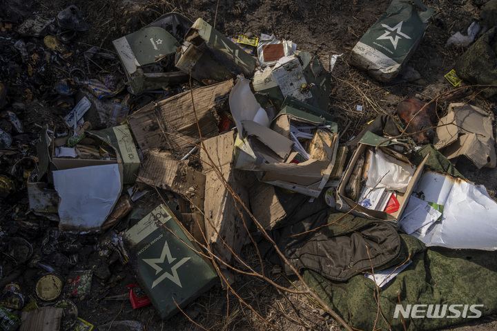 [브로바리=AP/뉴시스] 28일(현지시간) 우크라이나 키이우 외곽 브로바리 인근 전선에 파괴된 러시아군 전차 주변에 전투식량이 널브러져 있다. 2022.03.29.