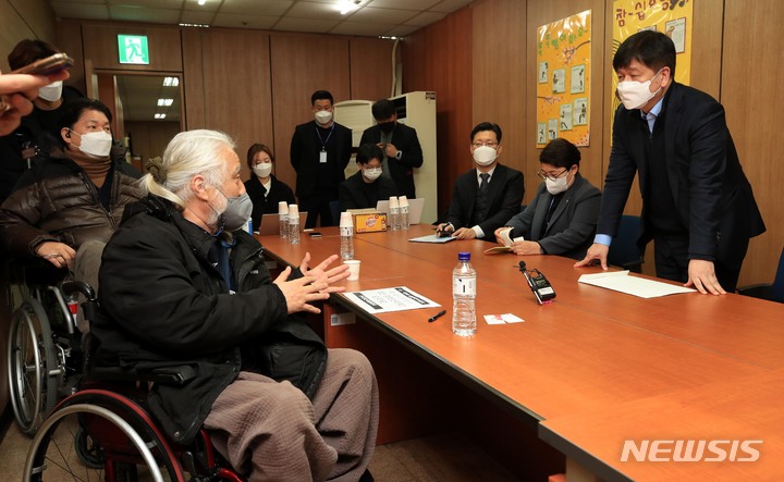 [서울=뉴시스] 인수위사진기자단 = 인수위 사회문화복지분과 임이자 간사와 김도식 인수위원이 29일 오전 경복궁역 서울교통공사 경복궁영업사업소 회의실에서 장애인차별철폐연대 회원들과 면담을 하고 있다. 2022.03.29. photo@newsis.com