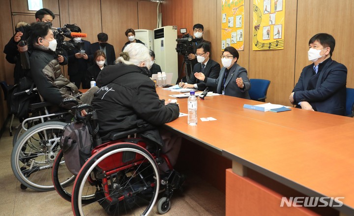 [서울=뉴시스] 인수위사진기자단 = 인수위 사회문화복지분과 임이자 간사와 김도식 인수위원이 29일 오전 경복궁역 서울교통공사 경복궁영업사업소 회의실에서 장애인차별철폐연대 회원들과 면담을 하고 있다. 2022.03.29. photo@newsis.com