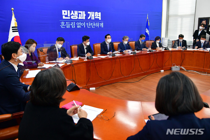 [서울=뉴시스] 최진석 기자 = 박홍근 더불어민주당 원내대표가 29일 서울 여의도 국회에서 열린 원내대책회의에서 발언을 하고 있다. (공동취재사진) 2022.03.29. photo@newsis.com