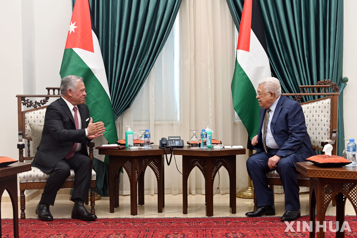 [ 라말라(팔레스타인)= 신화/뉴시스] 서안지구 라말라에서 28일 마무드 아바스 팔레스타인 대통령 만나는 요르단의 압둘라 2세 국왕. 그는 다음날 요르단을 방문한 이스라엘 국방장관에게 라마단 기간중 예루살렘의 회교사원에 대한 무슬림의 참배를 존중해 달라고 요구했다.&nbsp; 