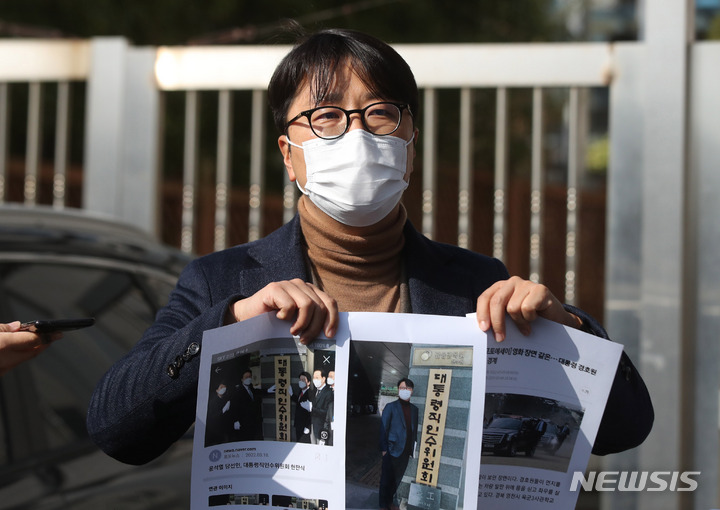 [서울=뉴시스] 김선웅 기자 = 대통령직인수위원회 과학기술교육분과 실무위원에서 해촉된 조상규 변호사가 29일 오전 서울 종로구 통의동에 위치한 대통령직인수위원회 앞에서 기자회견을 하고 있다. 2022.03.29. mangusta@newsis.com