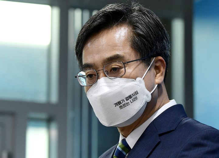 [서울=뉴시스] 고범준 기자 = 김동연 새로운물결 대표가 지난 29일 오전 서울 여의도 국회 소통관에서 열린 정치교체 추친을 위한 기자회견을 마치고 취재진 질문에 답하고 있다. (공동취재사진) 2022.03.29. photo@newsis.com