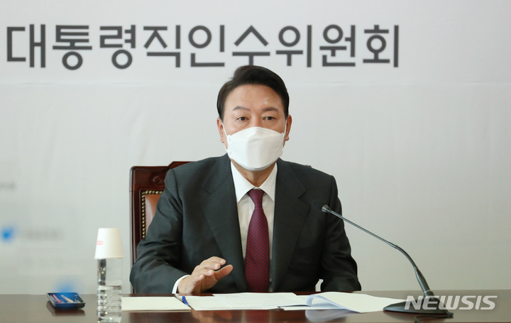 [서울=뉴시스] 인수위사진기자단 = 윤석열 대통령 당선인이 29일 오전 서울 종로구 통의동 대통령직인수위원회에서 열린 2차 간사단 회의에 참석해 모두발언이 없다고 밝히고 있다. 2022.03.29. photo@newsis.com
