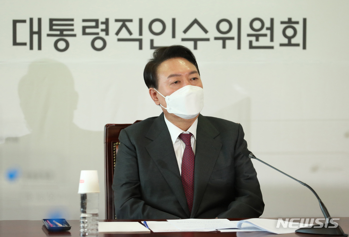 [서울=뉴시스] 인수위사진기자단 = 윤석열 대통령 당선인이 29일 오전 서울 종로구 통의동 대통령직인수위원회에서 열린 2차 간사단 회의에 참석하고 있다. 2022.03.29. photo@newsis.com