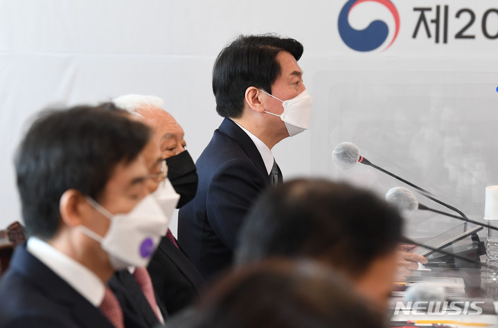 [서울=뉴시스] 인수위사진기자단 = 안철수 대통령직인수위원회 위원장이 29일 서울 종로구 통의동 금감원 연수원에 마련된 인수위원회에서 열린 간사단 회의에서 발언하고 있다. 2022.03.29. photo@newsis.com