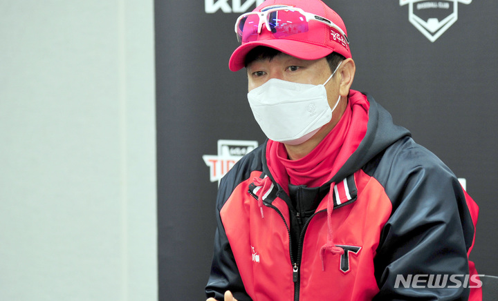 [광주=뉴시스] 이영주 기자 = 2022프로야구 개막을 나흘 앞둔 29일 오전 광주 북구 광주-기아챔피언스필드에서 김종국 KIA 타이거즈 감독이 시즌 각오를 밝히고 있다. 2022.03.29. leeyj2578@newsis.com