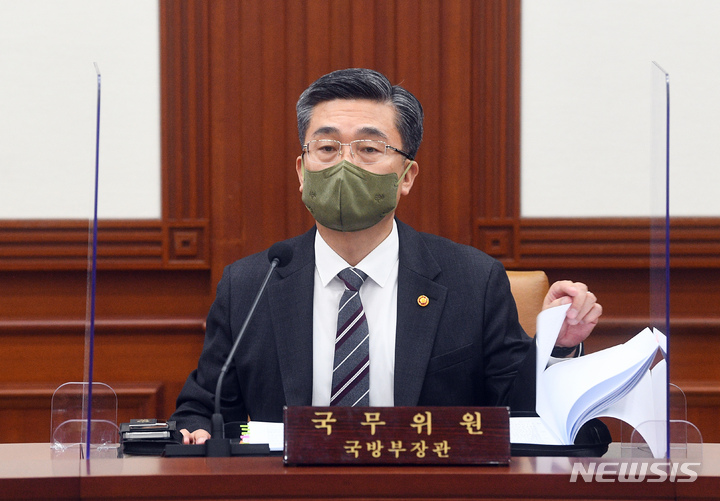 [서울=뉴시스] 김명원 기자 = 서욱 국방부 장관이 29일 오전 서울 종로구 정부서울청사에서 영상으로 열린 국무회의에 참석해 김부겸 총리의 발언을 듣고 있다. (공동취재사진) 2022.03.29. photo@newsis.com