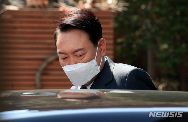 [서울=뉴시스] 인수위사진기자단 = 윤석열 대통령 당선인이 29일 오전 서울 종로구 통의동 대통령직인수위원회에서 외부일정에 참석하기 위해 이동하고 있다. 2022.03.29. photo@newsis.com