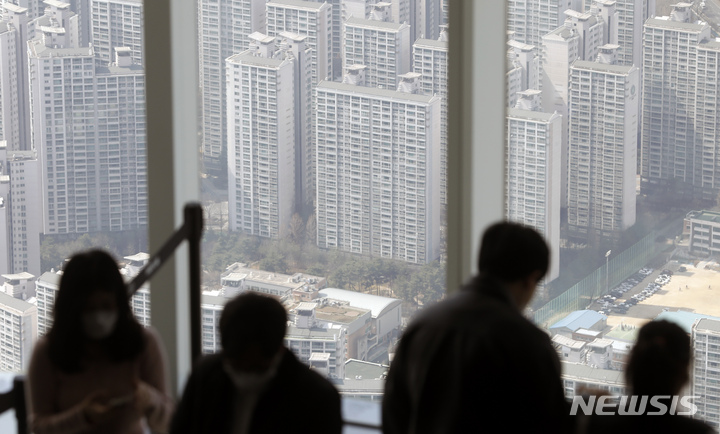 [서울=뉴시스] 고승민 기자 = 서울 송파구 롯데월드타워 서울스카이에서 바라본 서울시내 아파트 모습. 2022.03.29. kkssmm99@newsis.com