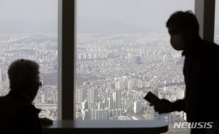 [서울=뉴시스] 고승민 기자 = 서울 송파구 롯데월드타워 서울스카이에서 바라본 서울시내 아파트 모습. 2022.03.29. kkssmm99@newsis.com