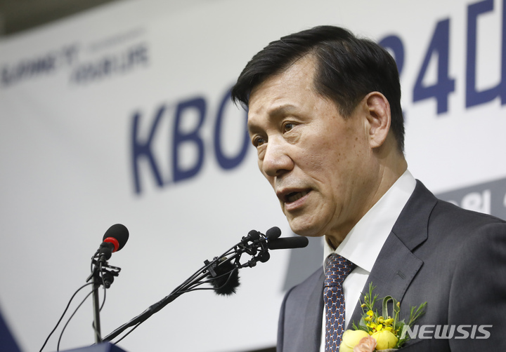 [서울=뉴시스] 고승민 기자 = 허구연 KBO 신임 총재가 29일 서울 KBO에서 열린 제24대 총재 취임식에서 취재진 질문에 답하고 있다. 2022.03.29. kkssmm99@newsis.com