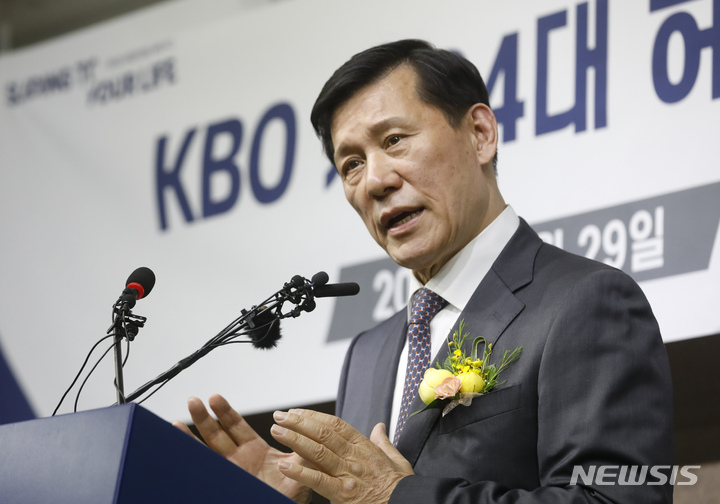 [서울=뉴시스] 고승민 기자 = 허구연 KBO 신임 총재가 29일 서울 KBO에서 열린 제24대 총재 취임식에서 취재진 질문에 답하고 있다. 2022.03.29. kkssmm99@newsis.com