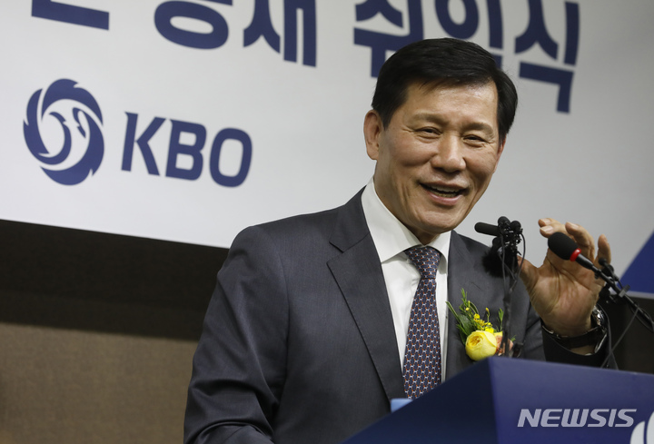 [서울=뉴시스] 고승민 기자 = 허구연 KBO 신임 총재가 29일 서울 KBO에서 열린 제24대 총재 취임식에서 취재진 질문에 답하고 있다. 2022.03.29. kkssmm99@newsis.com