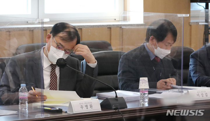 [서울=뉴시스] 인수위사진기자단 = 주영환 법무부 기조실장 등 법무부 직원들이 29일 서울 종로구 삼청동 인수위 사무실에서 업무보고를 하기 위해 대기하고 있다. 2022.03.29. photo@newsis.com