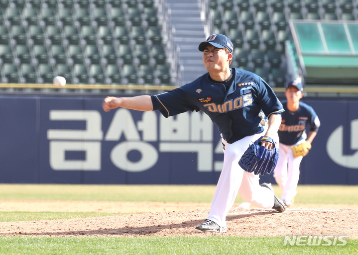 [서울=뉴시스] 전진환 기자 = 29일 오후 서울 잠실야구장에서 열린 2022프로야구 NC 다이노와 두산 베어스의 경기 8회초 NC 투수 심창민이 역투하고 있다. 2022.03.29. amin2@newsis.com