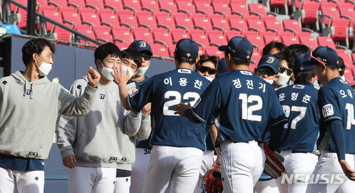 [서울=뉴시스] 전진환 기자 = 29일 오후 서울 잠실야구장에서 열린 2022프로야구 NC 다이노스와 두산 베어스의 경기에서 5대3으로 승리한 NC 선수들이 서로를 격려하고 있다. 2022.03.29. amin2@newsis.com