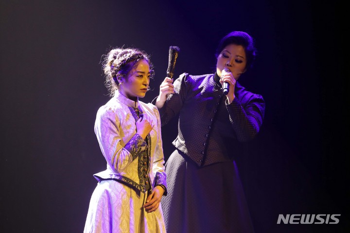 [서울=뉴시스] 박진희 기자 = 여성 4인조 록 뮤지컬 '리지' 출연 배우들이 29일 오후 서울 종로구 두산아트센터에서 프레스콜을 하고 있다. '리지'는 1892년 매사추세츠에서 일어난 미제 살인 사건 '리지 보든 살인 사건' 실화를 모티브로 해 현대적인 감각으로 재해석한 작품이다. 2022.03.29. pak7130@newsis.com