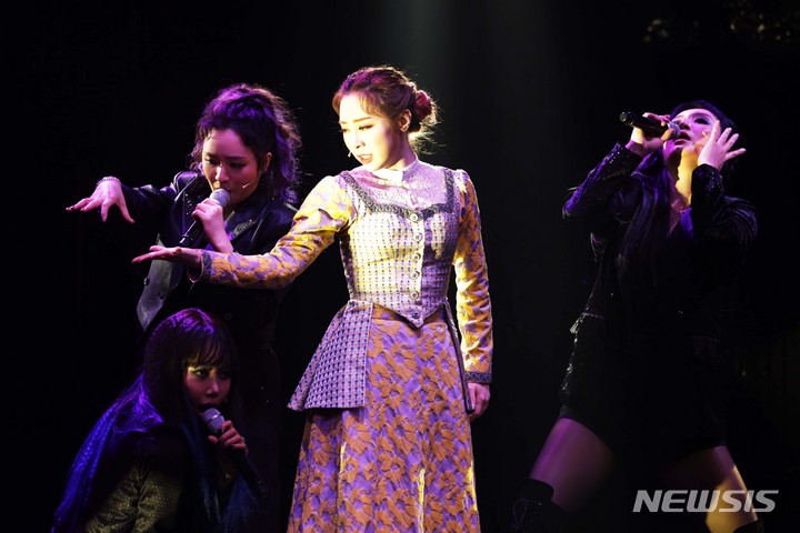 [서울=뉴시스] 박진희 기자 = 여성 4인조 록 뮤지컬 '리지' 출연 배우들이 29일 오후 서울 종로구 두산아트센터에서 프레스콜을 하고 있다. '리지'는 1892년 매사추세츠에서 일어난 미제 살인 사건 '리지 보든 살인 사건' 실화를 모티브로 해 현대적인 감각으로 재해석한 작품이다. 2022.03.29. pak7130@newsis.com