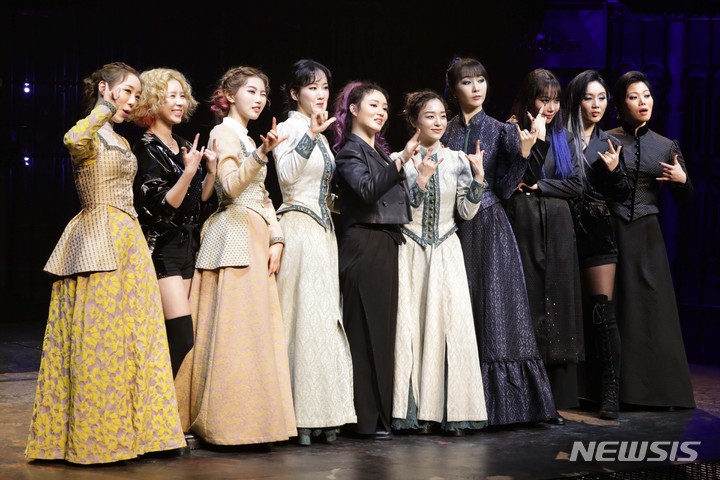 [서울=뉴시스] 박진희 기자 = 여성 4인조 록 뮤지컬 '리지' 출연 배우들이 29일 오후 서울 종로구 두산아트센터에서 프레스콜을 마치고 사진촬영을 하고 있다. '리지'는 1892년 매사추세츠에서 일어난 미제 살인 사건 '리지 보든 살인 사건' 실화를 모티브로 해 현대적인 감각으로 재해석한 작품이다. 2022.03.29. pak7130@newsis.com