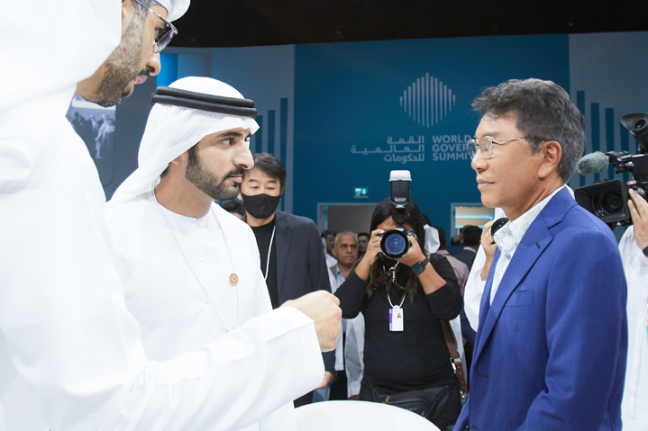 [서울=뉴시스] 이수만 SM 총괄 프로듀서와 두바이 왕세자 셰이크 함단 빈 무함마드 빈 라시드 알 막툼. 2022.03.30. (사진 = SM엔터테인먼트 제공) photo@newsis.com *재판매 및 DB 금지